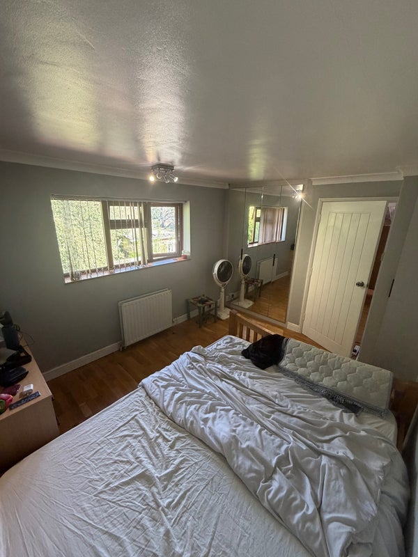 Room Farm Crescent in Slough