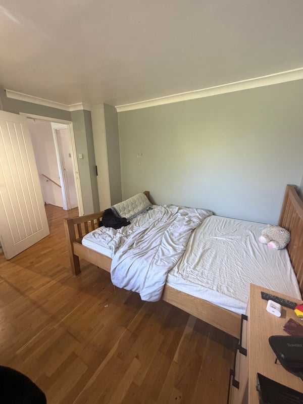 Room Farm Crescent in Slough