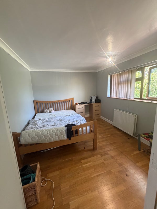 Room Farm Crescent in Slough