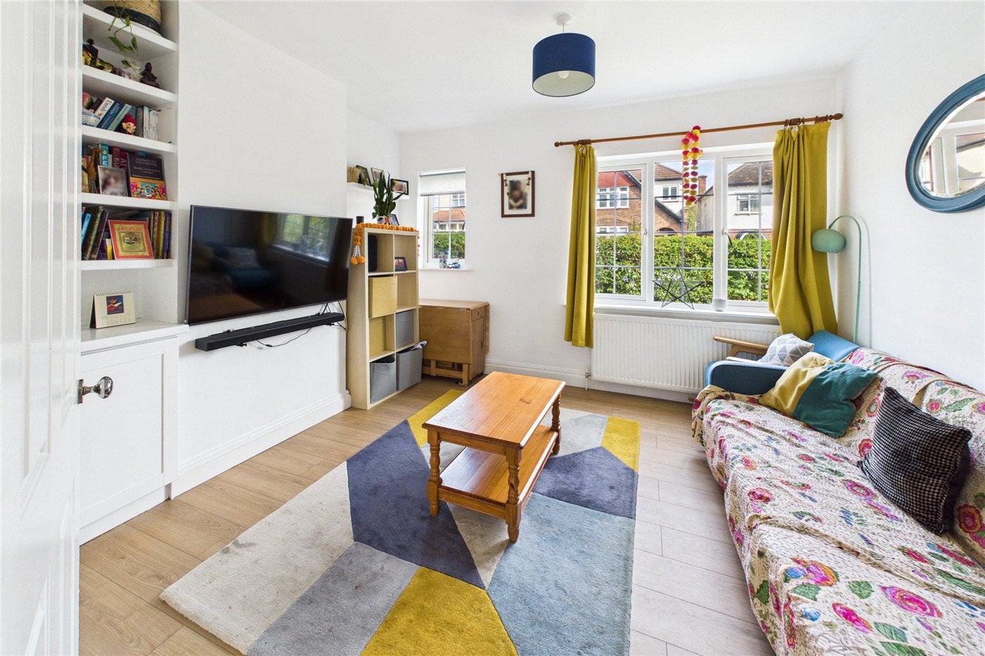 Flat Cricklade Avenue in Greater London