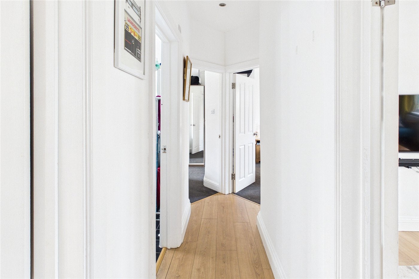 Flat Cricklade Avenue in Greater London