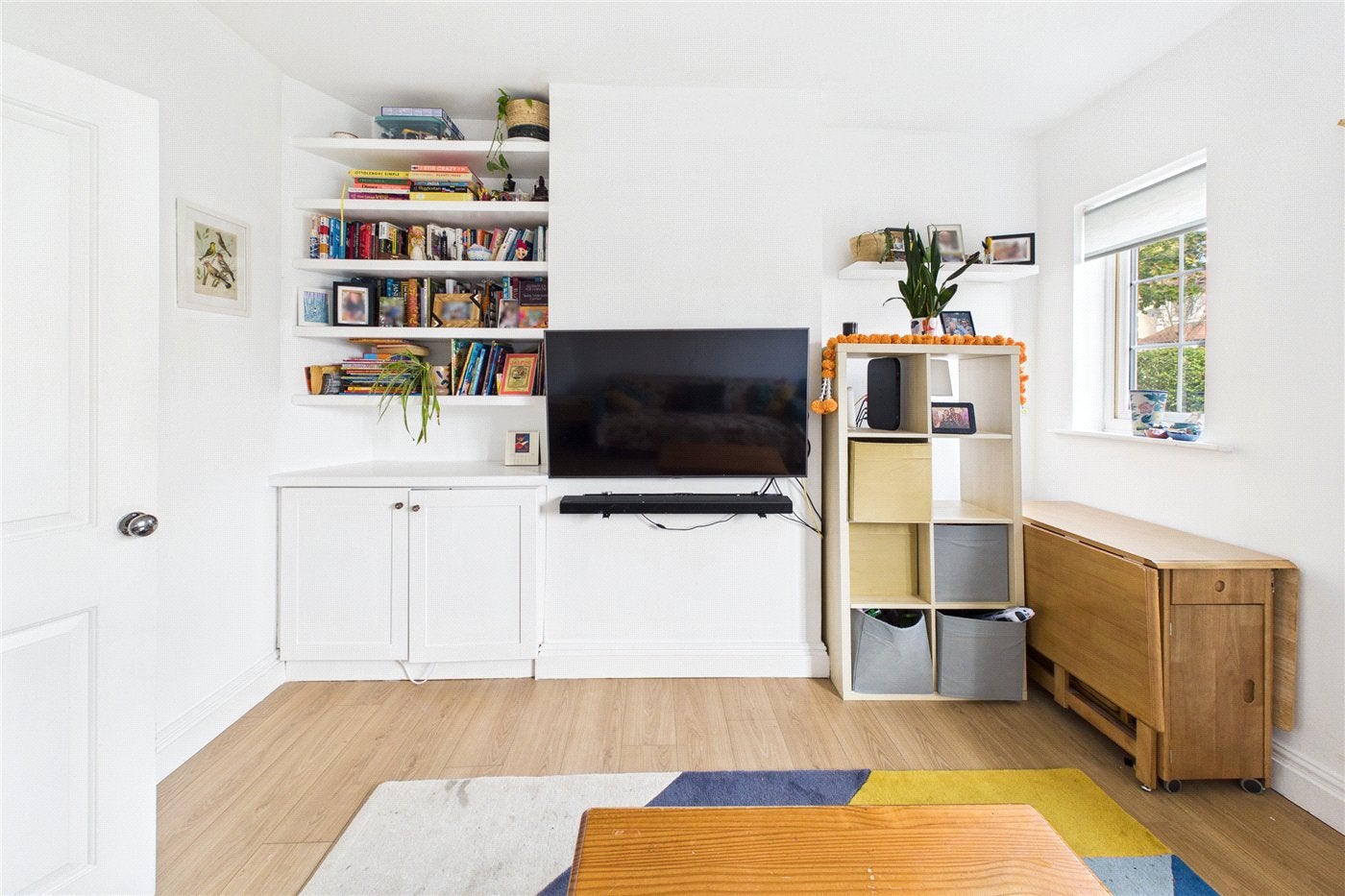 Flat Cricklade Avenue in Greater London