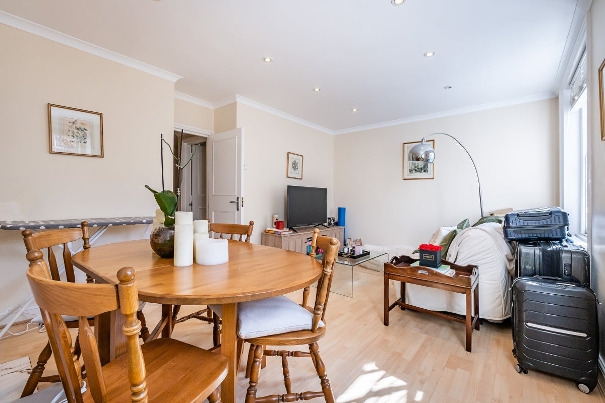 Flat Brompton Square in Greater London