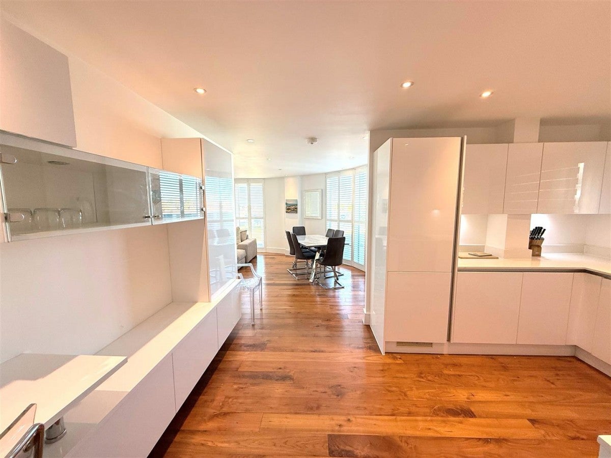 Flat Hartley Avenue in Greater London