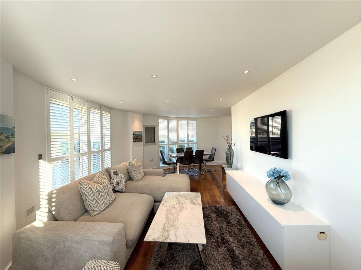 Flat Hartley Avenue in Greater London