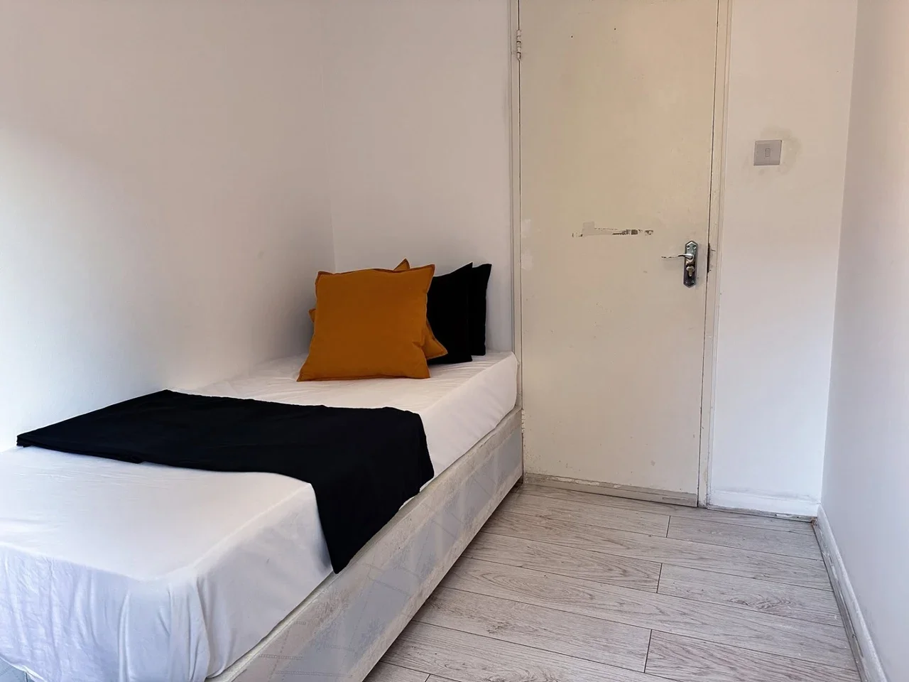 Room St Ervans Road in Greater London