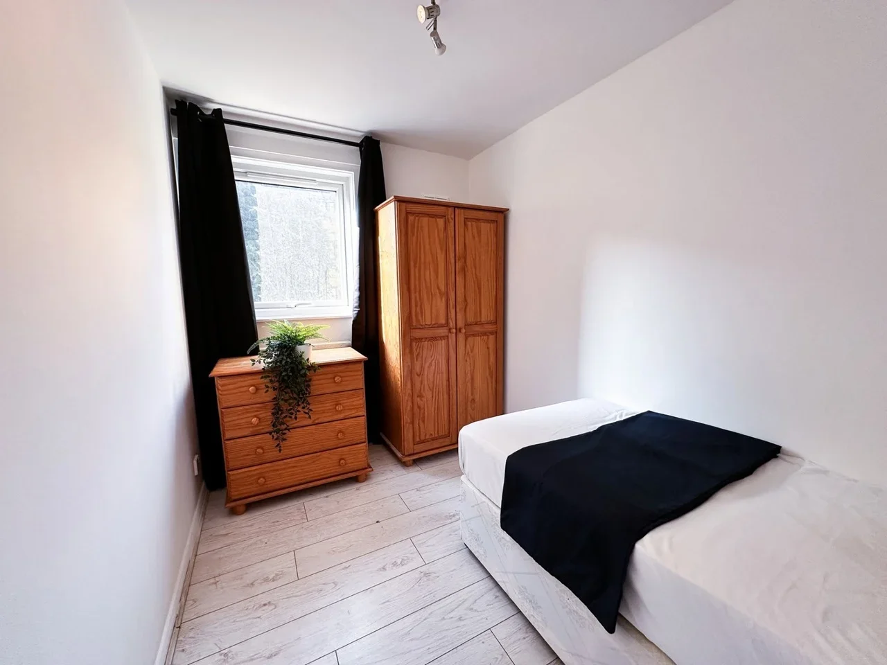 Room St Ervans Road in Greater London
