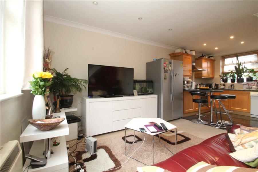 Flat Woodlands Court in Woking