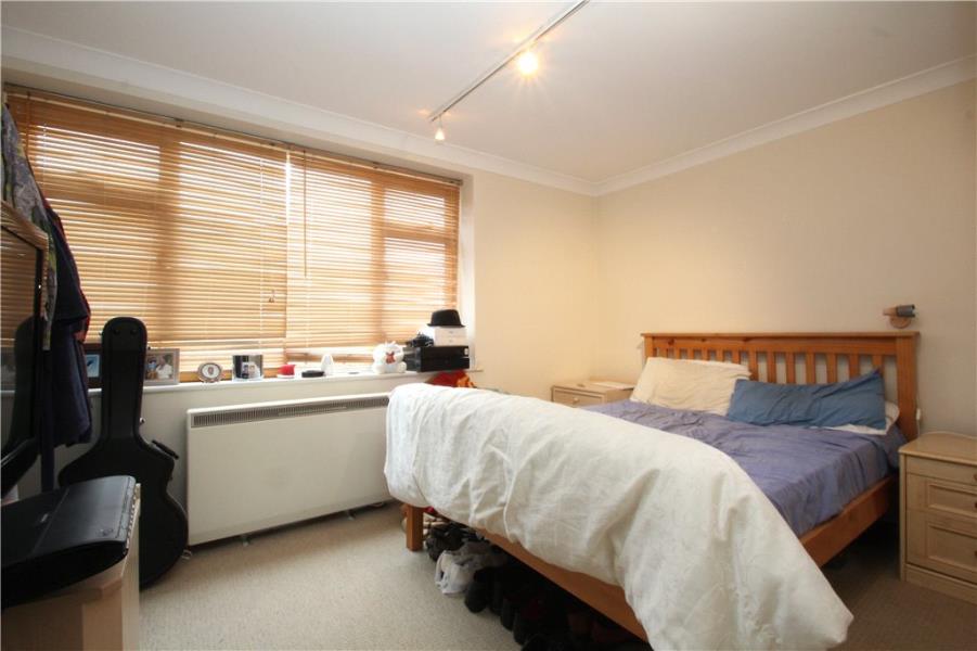 Flat Woodlands Court in Woking