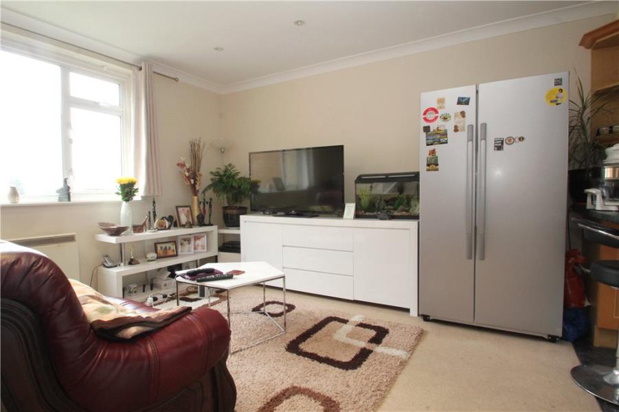 Flat Woodlands Court in Woking