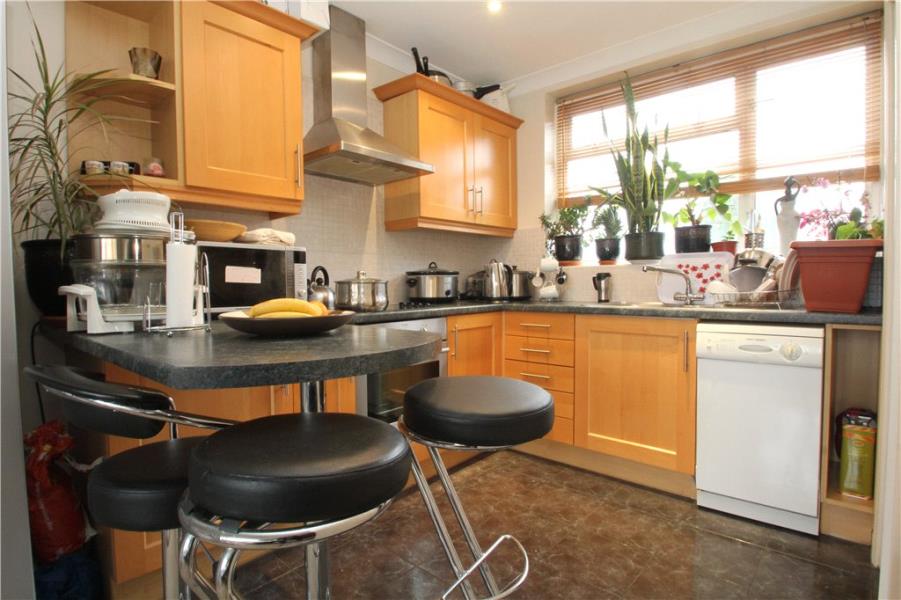 Flat Woodlands Court in Woking