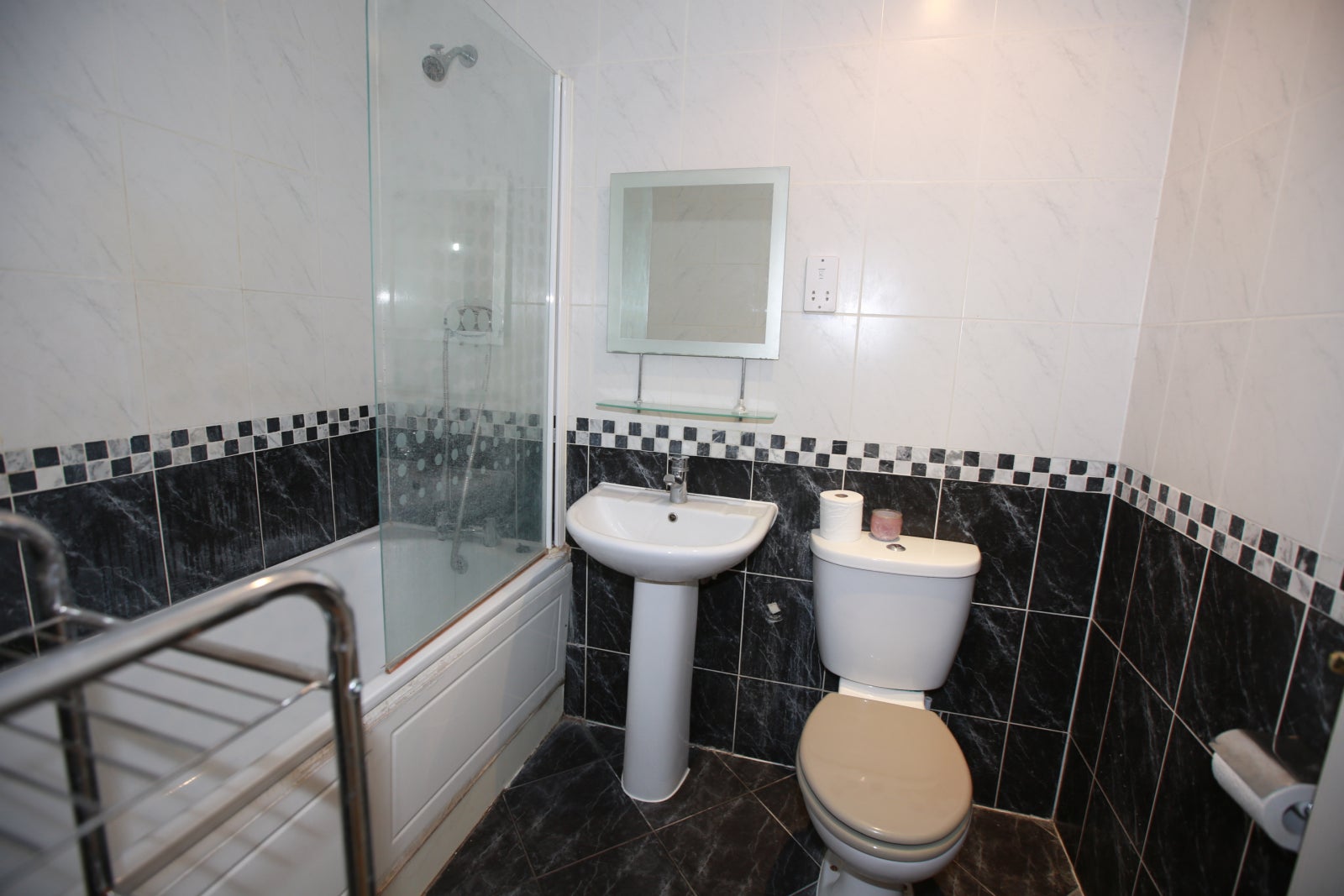 Flat Sheepcote Road in Greater London