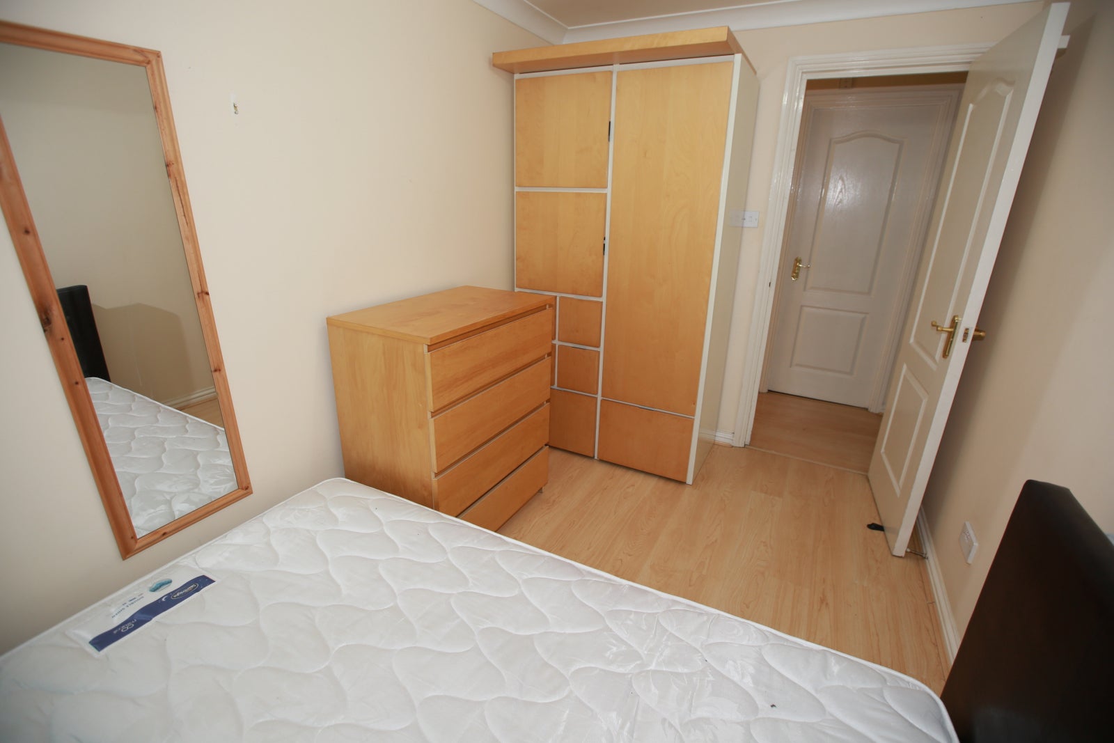 Flat Sheepcote Road in Greater London