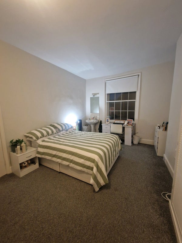 Room The Pavement in Greater London