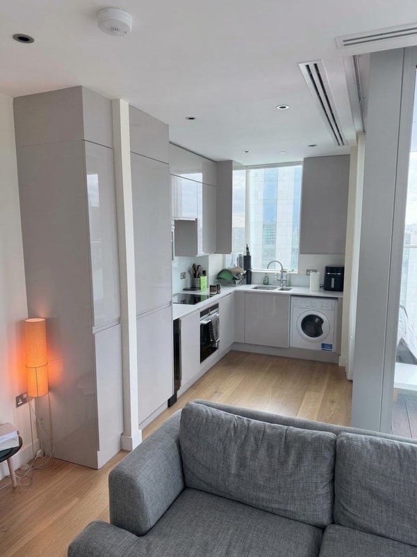 Room Peninsula Square in Greater London