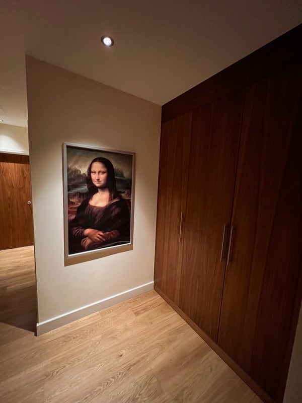 Room Peninsula Square in Greater London