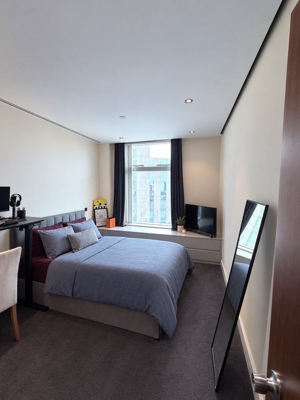 Room Peninsula Square in Greater London