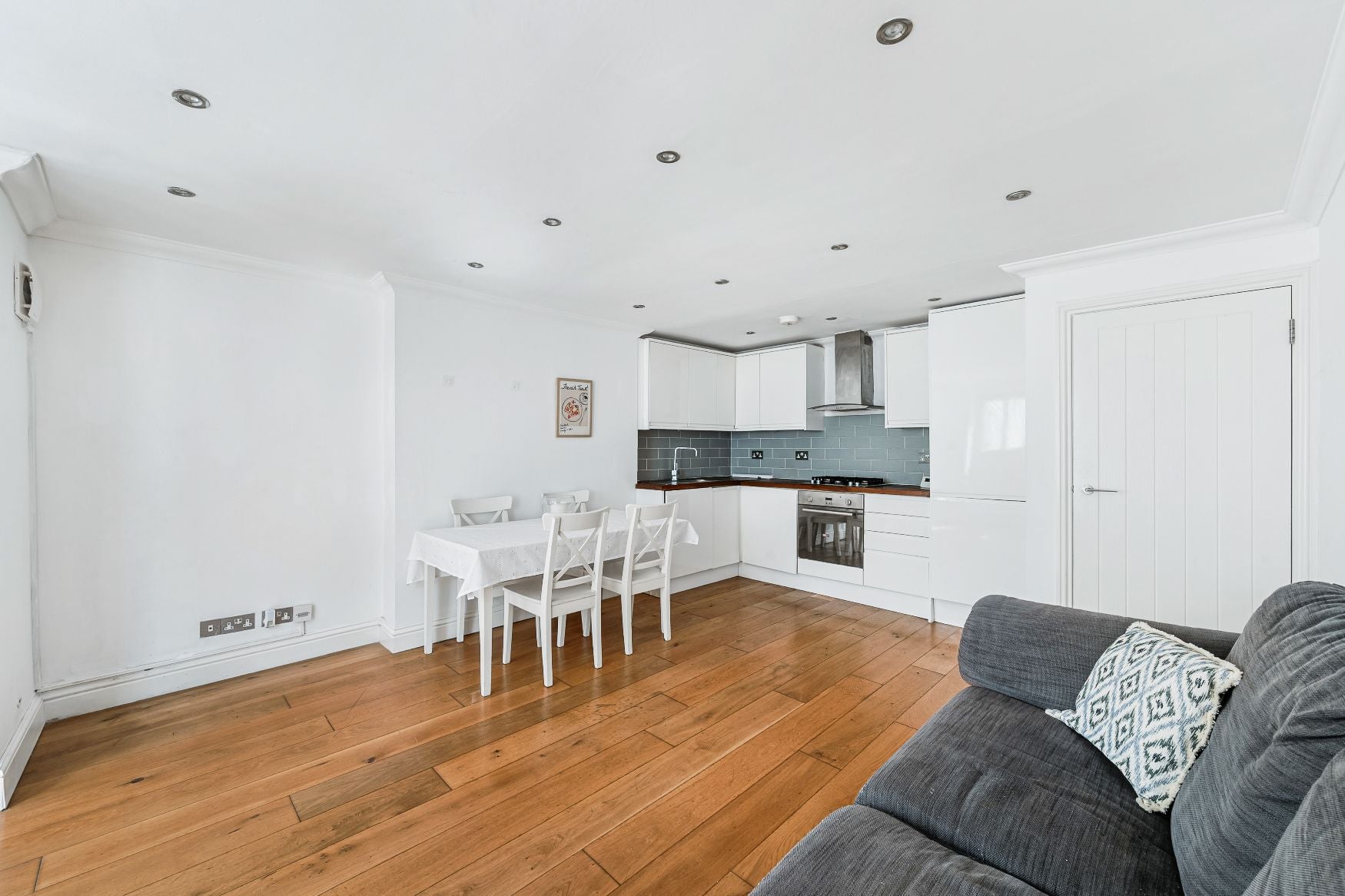 Flat Cumberland Park in Greater London