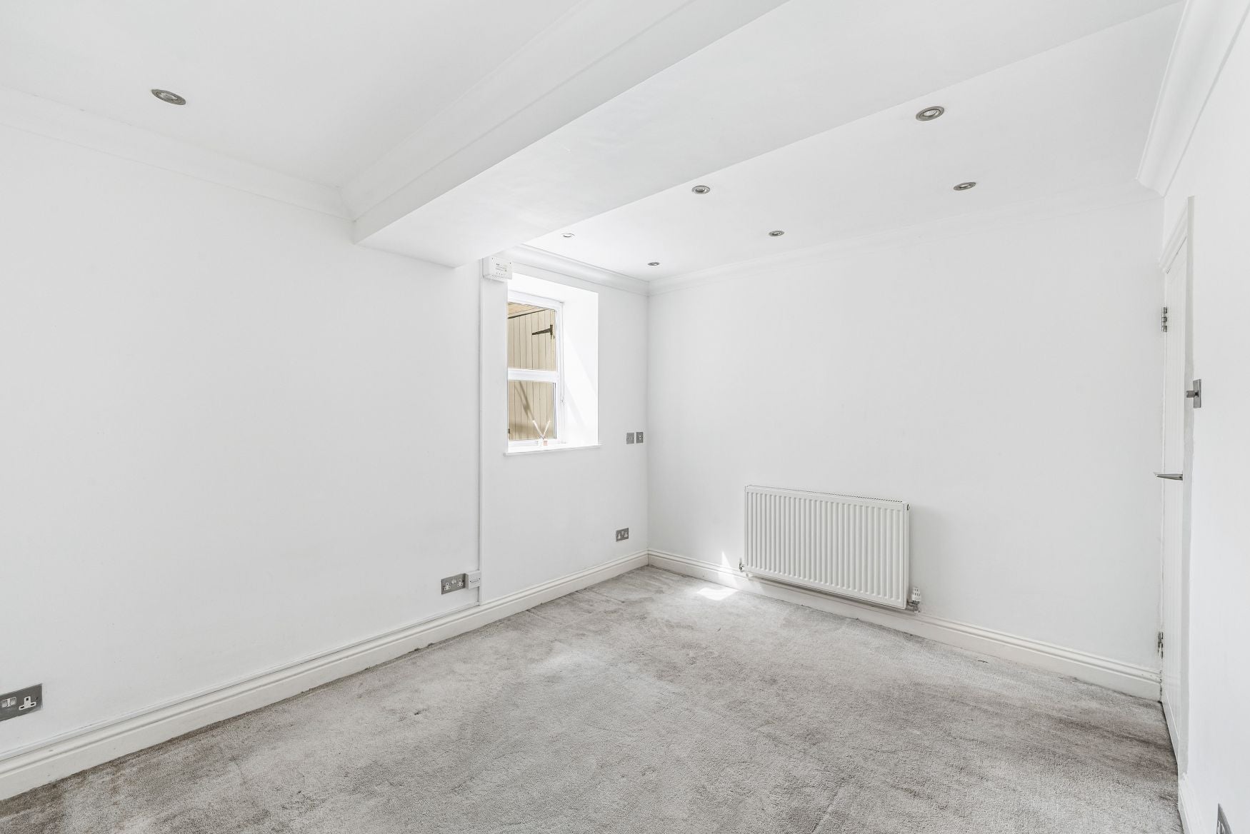Flat Cumberland Park in Greater London