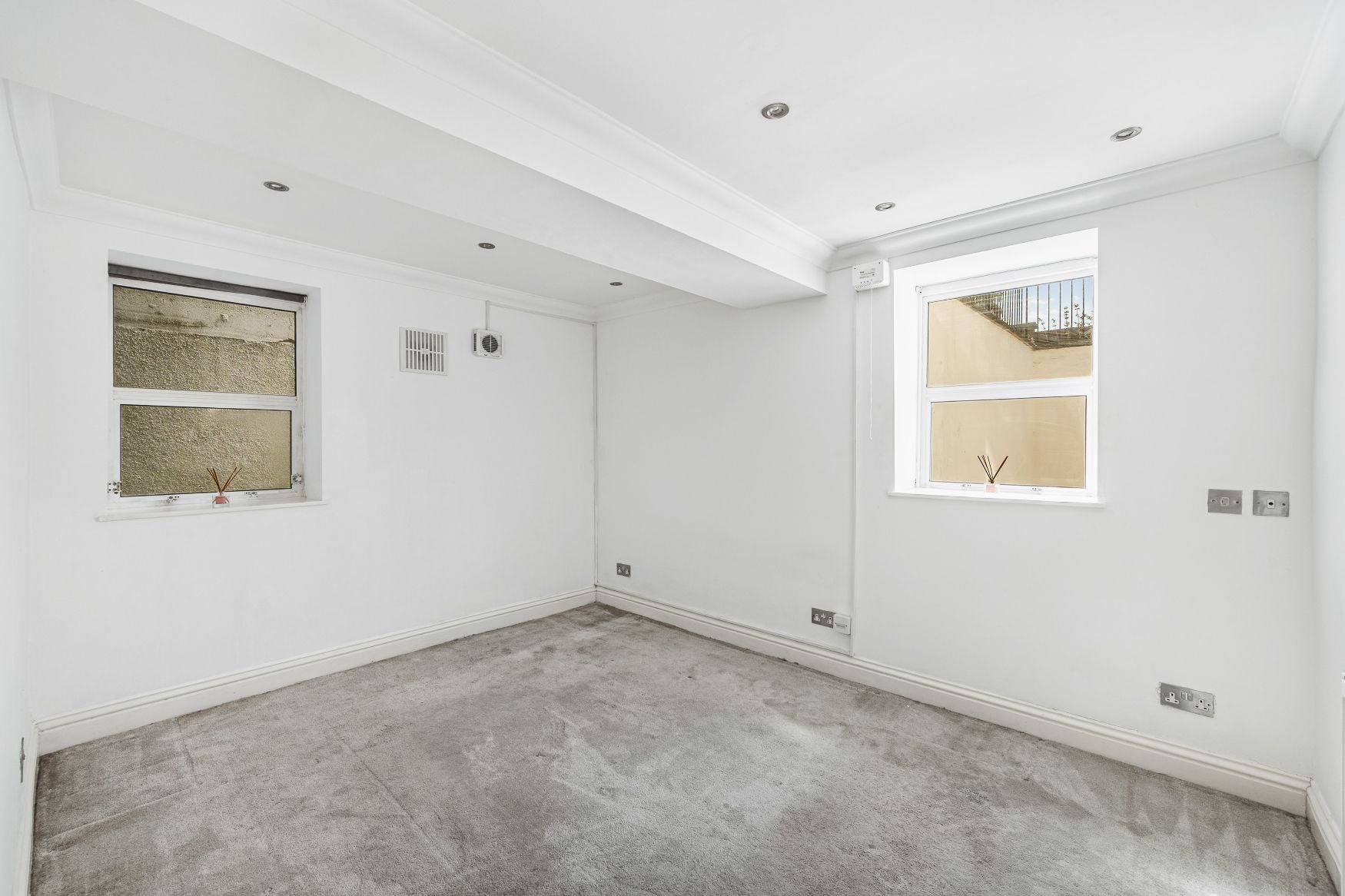 Flat Cumberland Park in Greater London