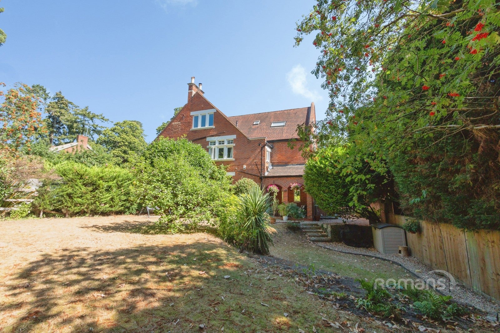 House Brackendale Close in Surrey Heath