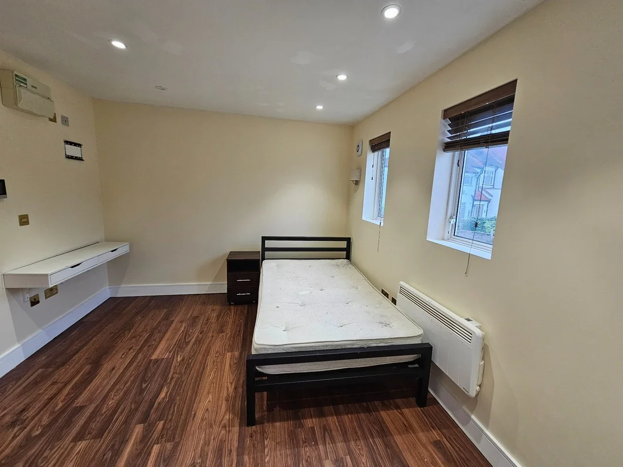 Flat Penderry Rise in Greater London