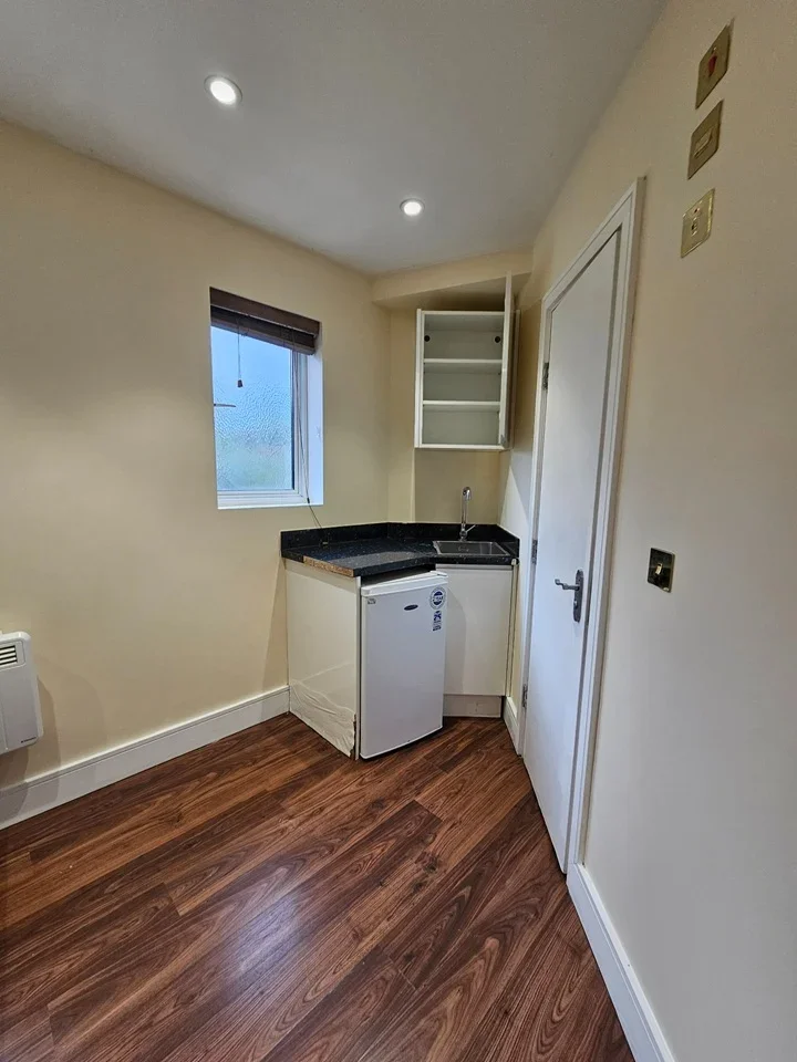 Flat Penderry Rise in Greater London