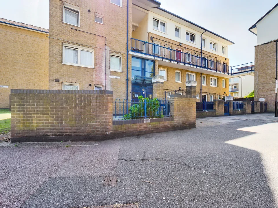 Flat Rolt Street in Greater London
