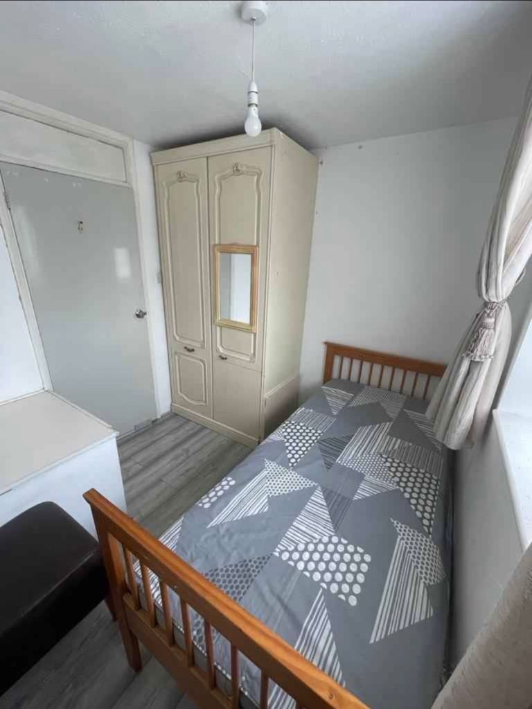 House Scott Close in Greater London