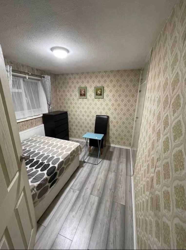 House Scott Close in Greater London
