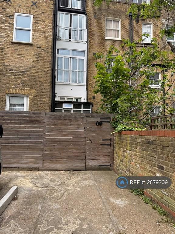 Room Warwick Road in Greater London