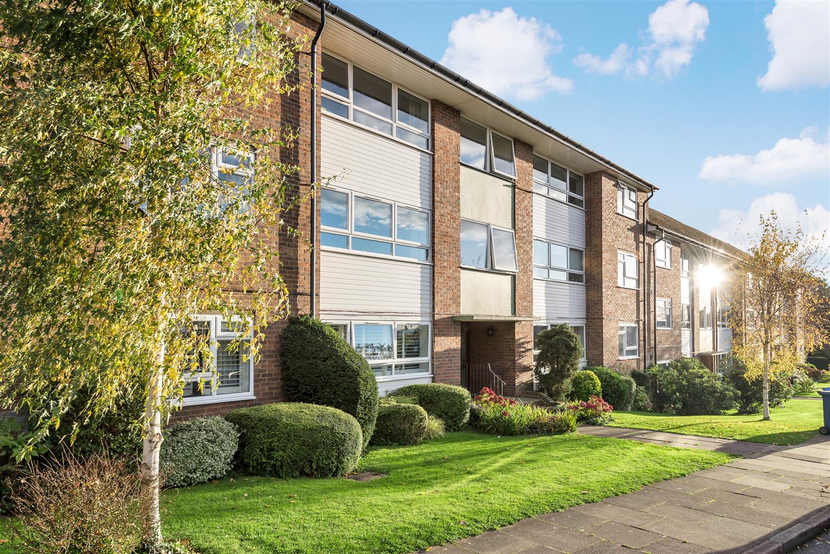 Flat Leigh Court in Greater London