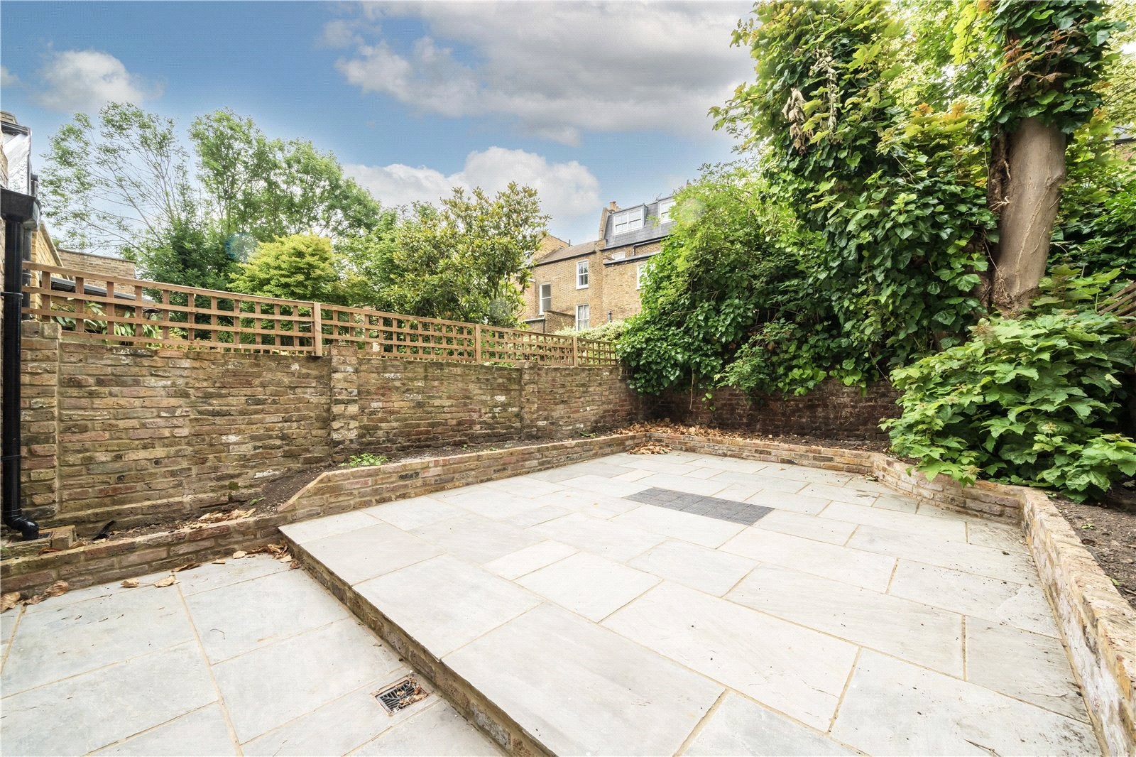 House Batoum Gardens in Greater London