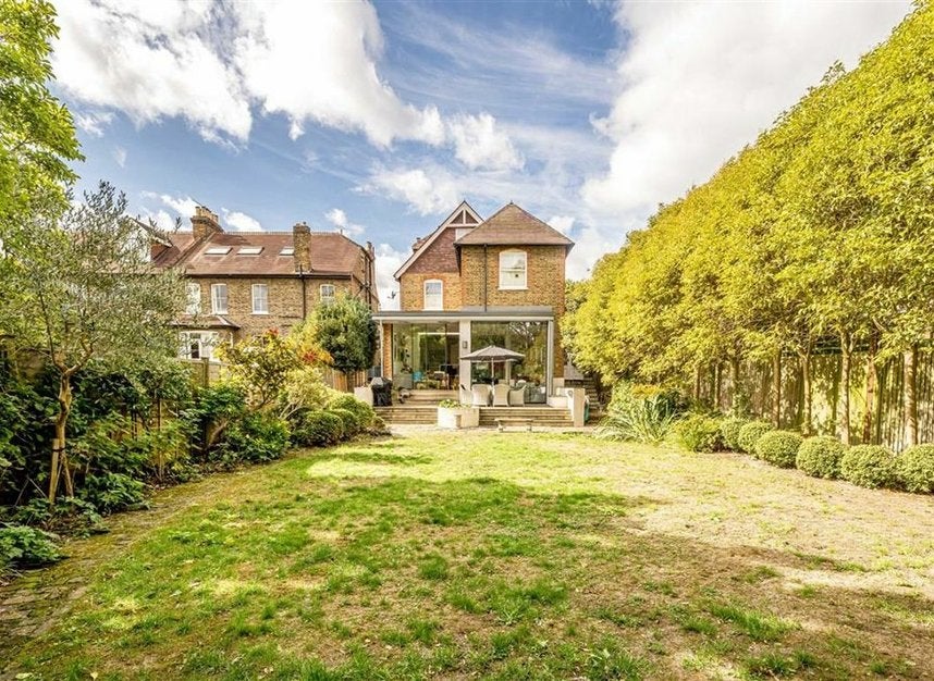 House Kingston Lane in Greater London
