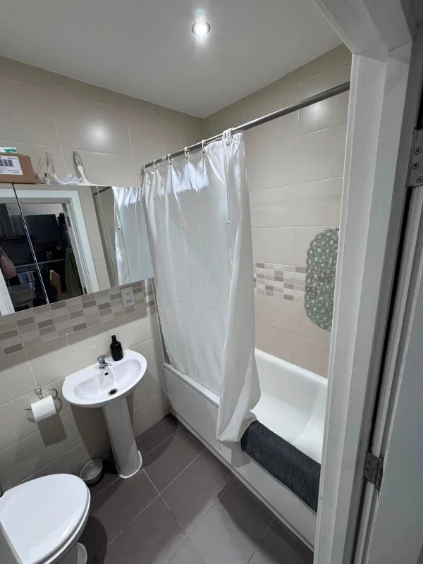 Flat Ecclestone Place in Greater London