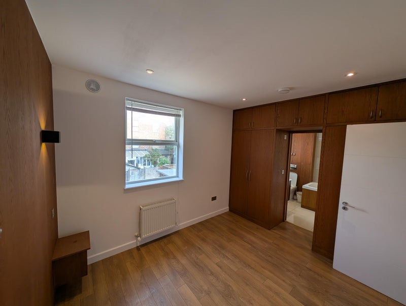 Room Elliott Road in Greater London