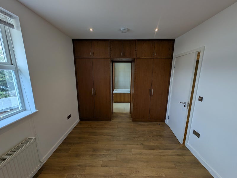 Room Elliott Road in Greater London