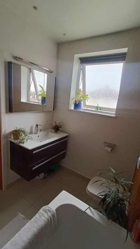 Room Elliott Road in Greater London