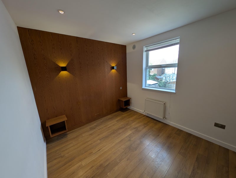 Room Elliott Road in Greater London