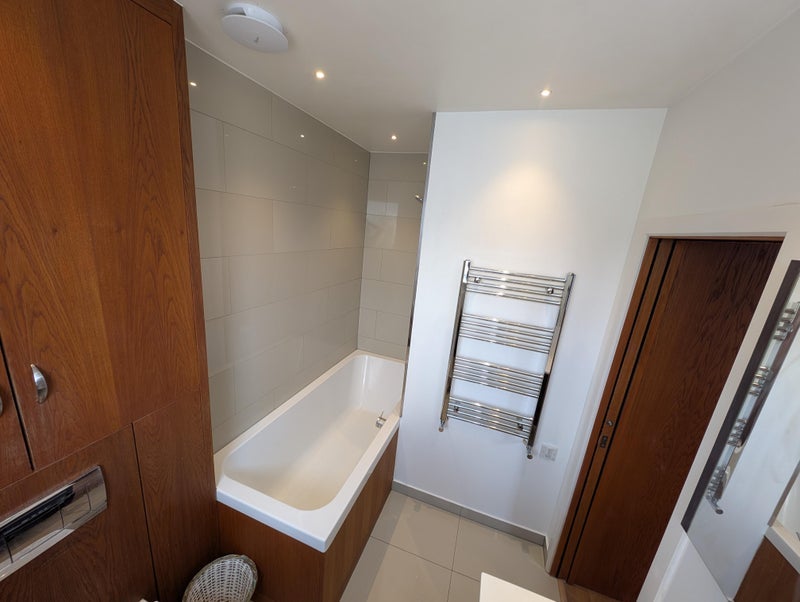 Room Elliott Road in Greater London