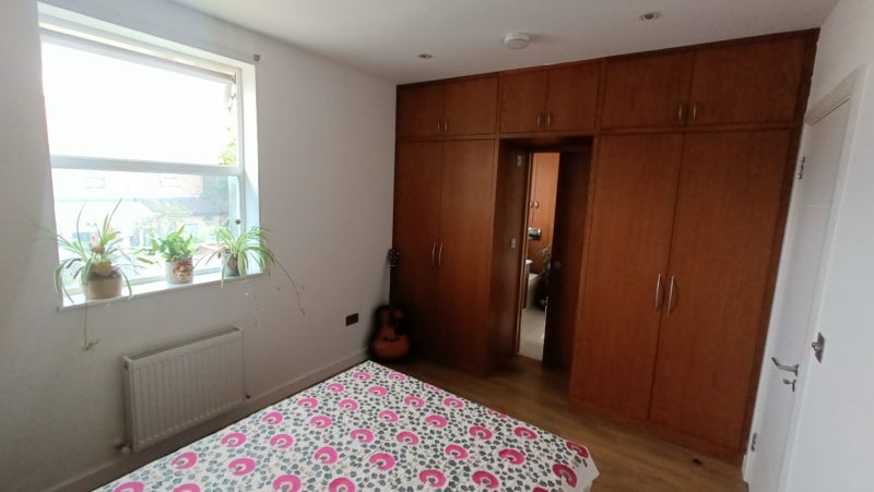 Room Elliott Road in Greater London