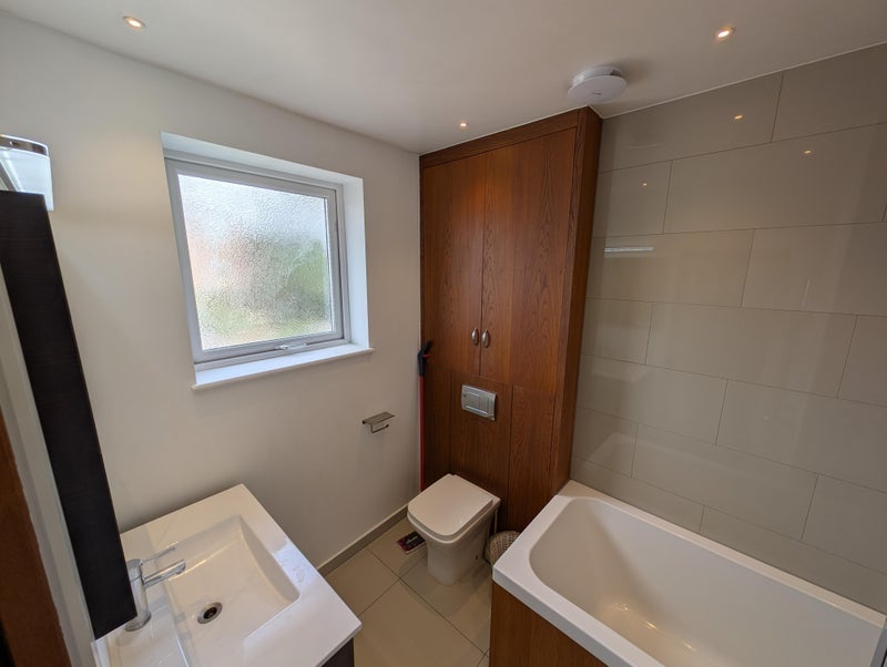 Room Elliott Road in Greater London