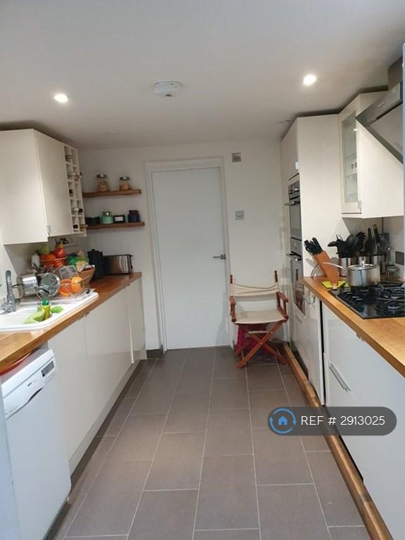 Room Avenue Road in Greater London
