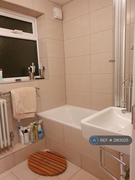 Room Avenue Road in Greater London