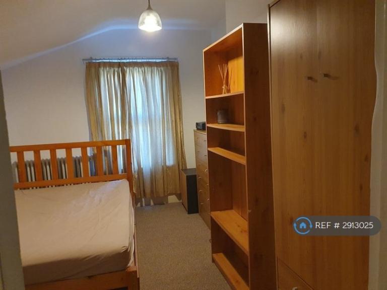 Room Avenue Road in Greater London