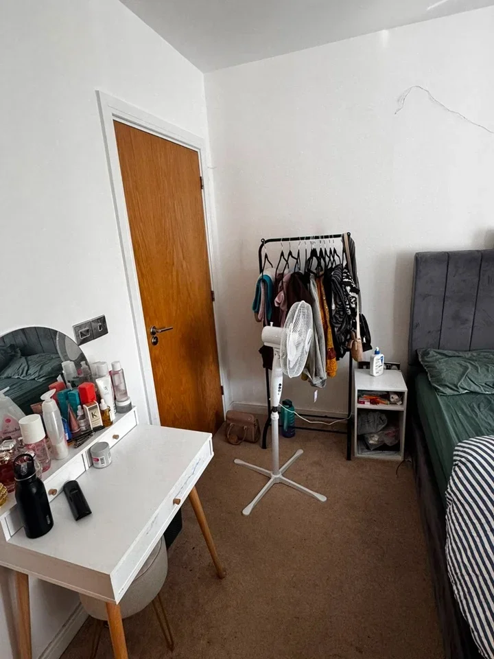 Room Handley Page Road in Greater London