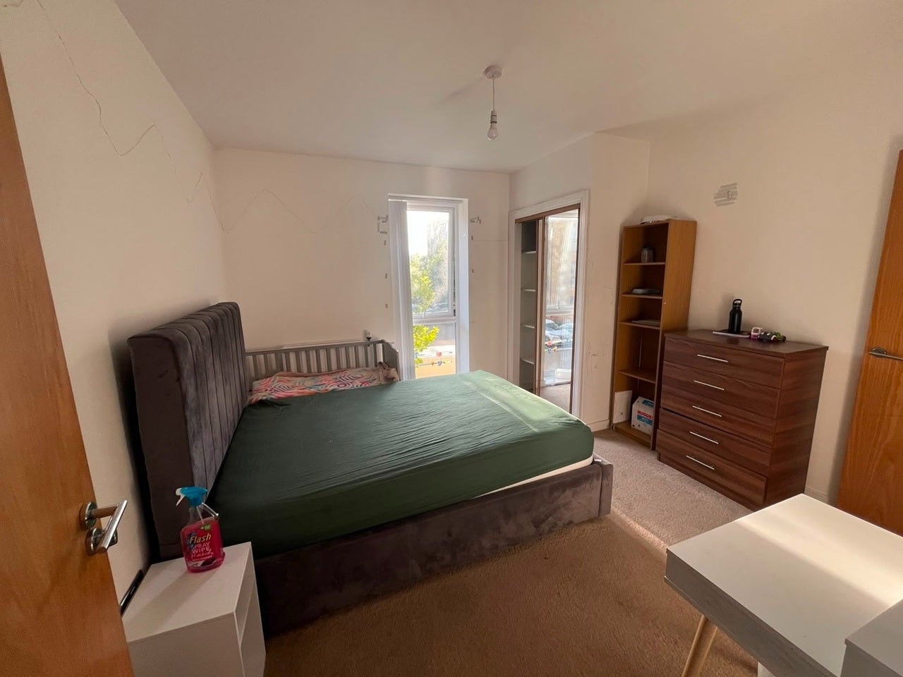 Room Handley Page Road in Greater London