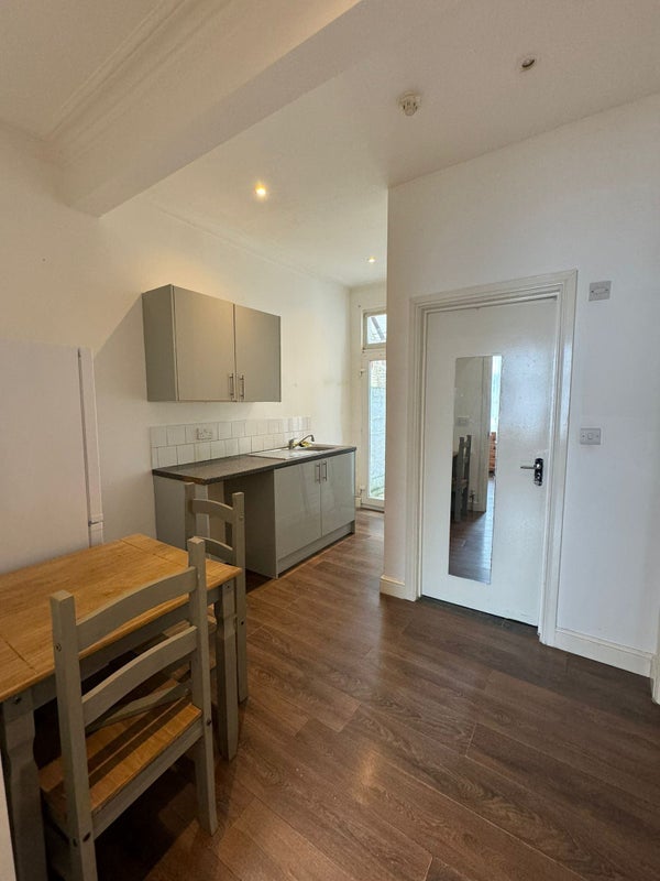 Flat Hertford Road in Greater London