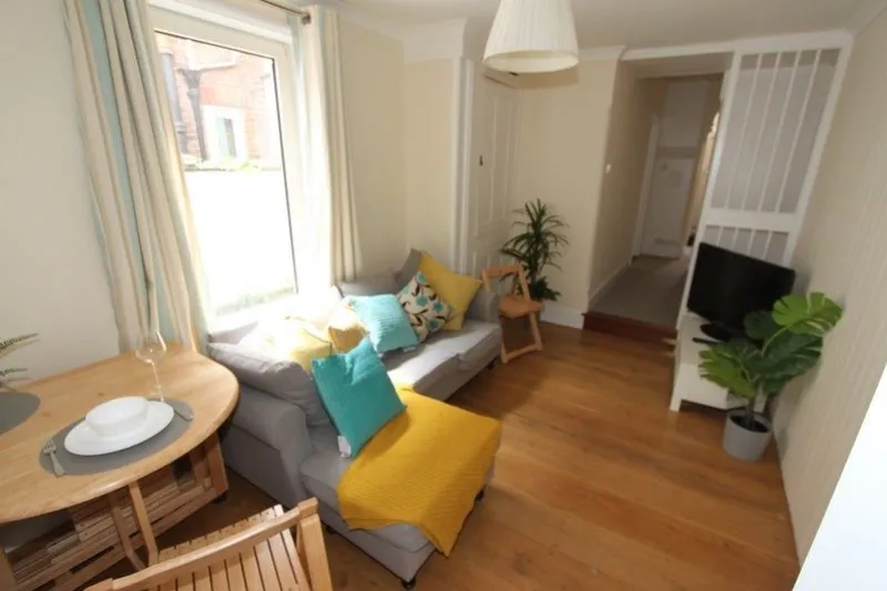 Room Desborough Road in Eastleigh