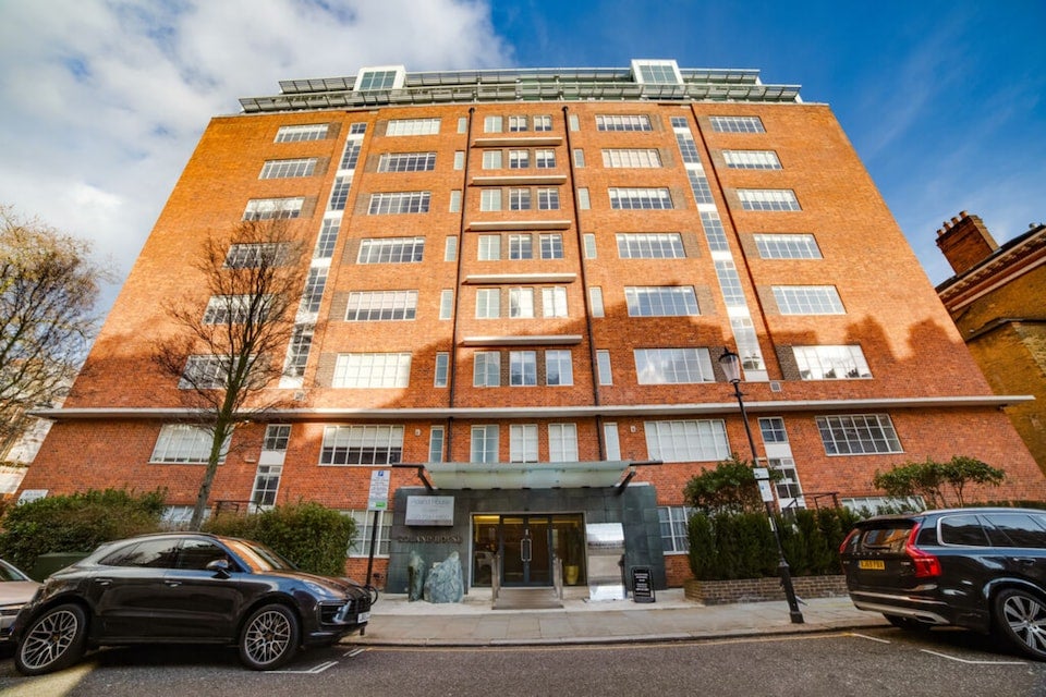 Flat Roland Gardens in Greater London